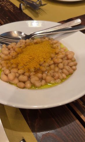 白い豆に黄いろい粉を振った前菜