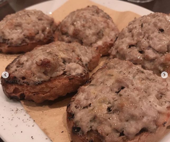 焼いたパンに肉だねを載せたクロスティーニ